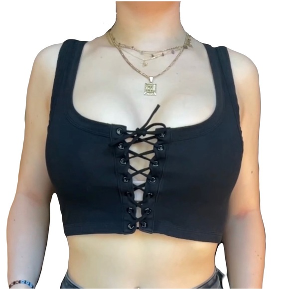 Black cropped lace up tank top - Picture 2 of 6